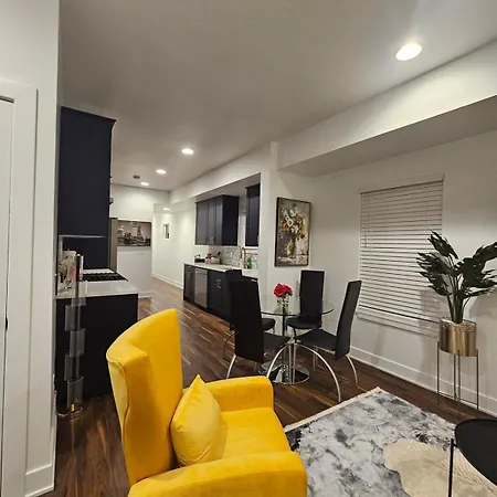 Beautiful Duplex Near Downtownin Apartment